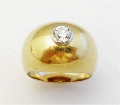 BAGUE jonc en or 18k (750/°°), ornée d'un...