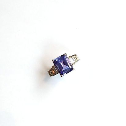 BAGUE en or gris 18k (750/°°), centrée d'une...