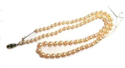 COLLIER de perles de culture en chute
Fermoir...