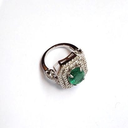 IMPORTANTE BAGUE en or gis 18k (750/°°) centrée...
