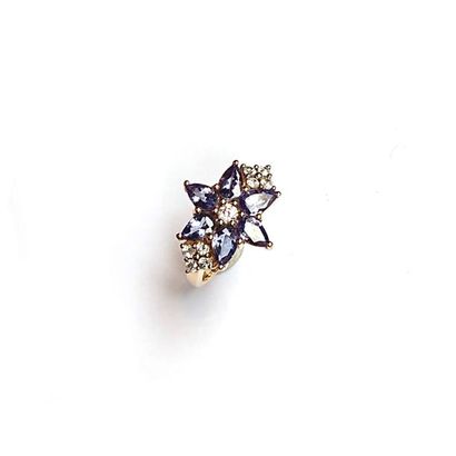 BAGUE FLEUR en or jaune 9k (375/°°) ornée...