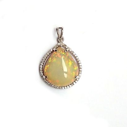 PENDENTIF en or gris 18k (750/°°) centré...