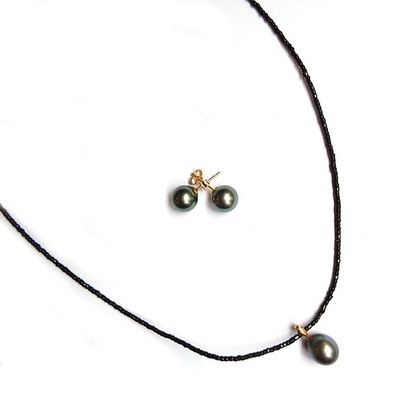 LOT composé d'une paire de Boucles d'Oreilles...