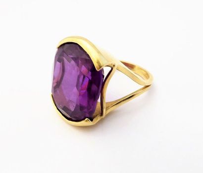 BAGUE en or 18k (750/°°), ornée d'une importante...