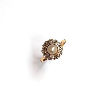 BAGUE en or 18k (750°/00), ornée d'une demi...