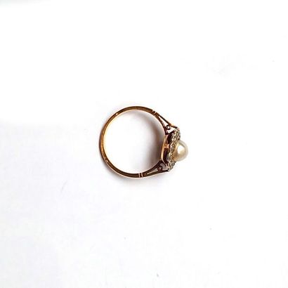 BAGUE en or 18k (750°/00), ornée d'une demi...
