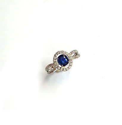 BAGUE en or gris 18k (750/°°) centrée d'un...