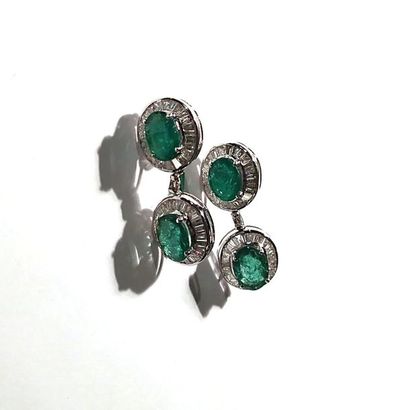 PAIRE DE PENDANTS D'OREILLE en or gris 18k...