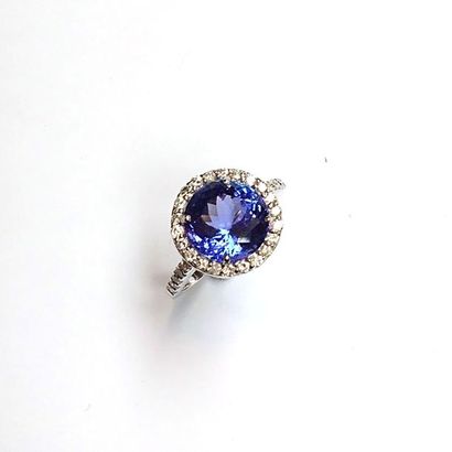 BAGUE en or gris 18k (750/°°) centrée d'une...