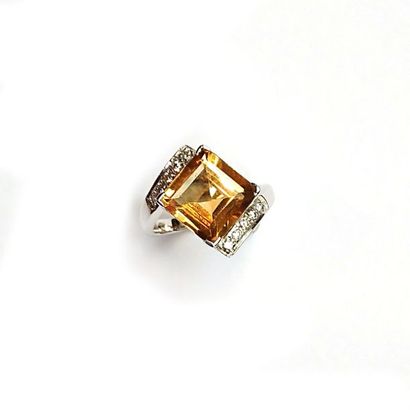 BAGUE en or gris 18k (750/°°) ornée d'une...