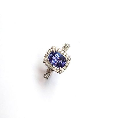 BAGUE en or gris 18k (750/°°) centrée d'une...