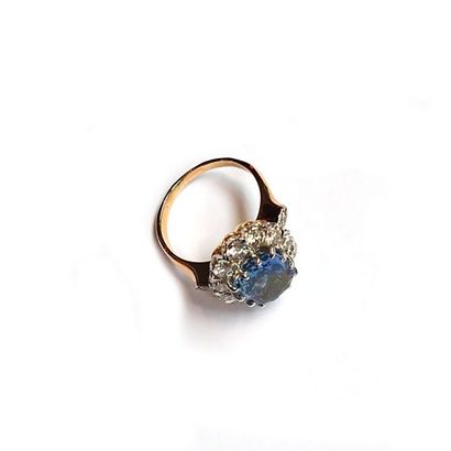 BAGUE FLEUR en or deux tons 18k (750/°°),...