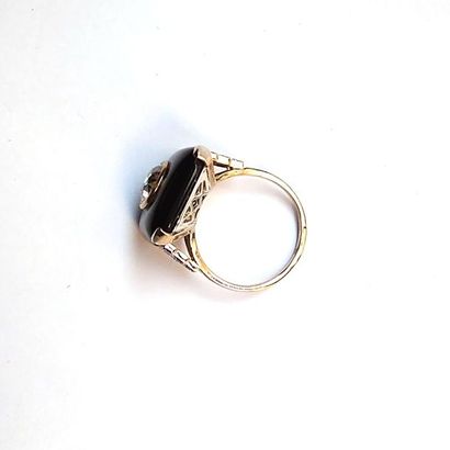 BAGUE en or gris 18k (750°/°°) sertie d'un...