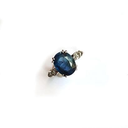 BAGUE en or gris 18k (750/°°), centrée d'un...
