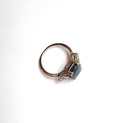 BAGUE en or gris 18k (750/°°), centrée d'un...