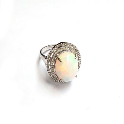 IMPORTANTE BAGUE en or gis 18k (750/°°) centrée...