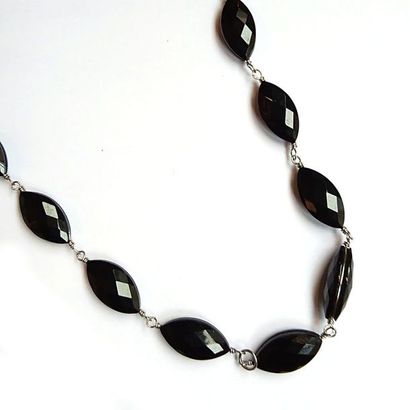 COLLIER formé d'un rang d'onyx en navettes...