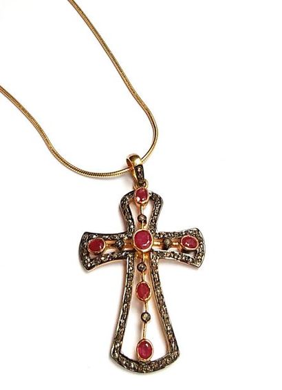CHAINE ET CROIX en argent doré (vermeil)...