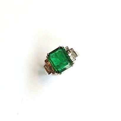 BAGUE en or gris 18k (750/°°), centrée d'une...