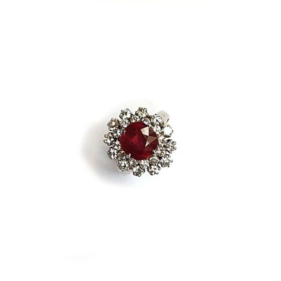 BAGUE FLEUR en or gris 18k (750/°°), ornée...