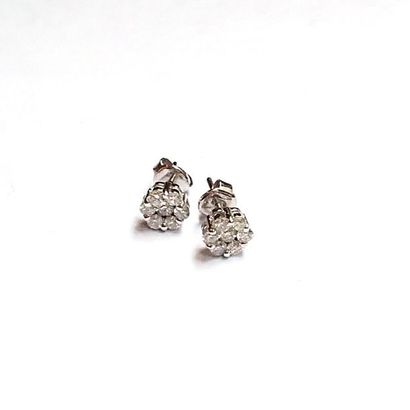 PAIRE DE BOUTONS D'OREILLE en or gris 18k...