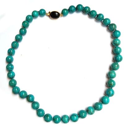 COLLIER de perles de turquoises naturelles,...