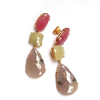 PAIRE DE PENDANTS D'OREILLE en argent doré...