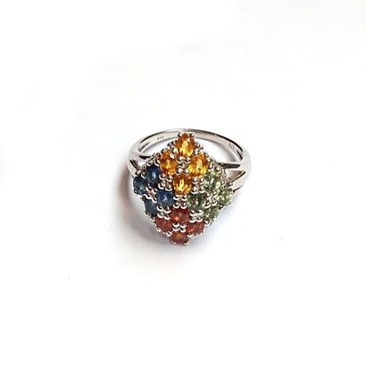 BAGUE en argent (925/°°) ornée de saphirs...