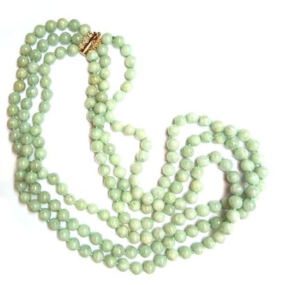 COLLIER à 3 rangs de perles de jade de Birmanie,...