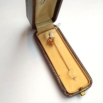 EPINGLE DE CRAVATE en or 18k (750°/00), ornée...