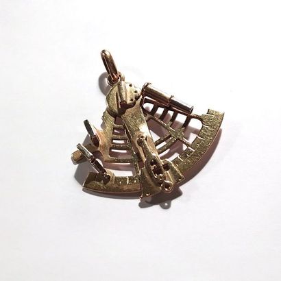 PENDENTIF en or jaune 18k (750°/°°) figurant...