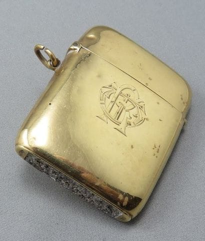 PORTE ALLUMETTES en or 18k (750/°°), portant...