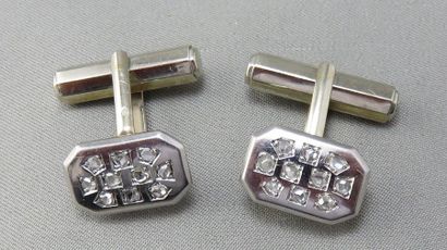 Paire de BOUTONS DE MANCHETTE en or gris...