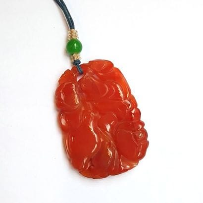 PENDENTIF formé d'une plaque de cornaline...