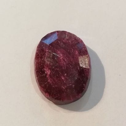 RACINE DE RUBIS. Pierre sur papier, taillée....