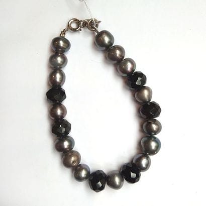 BRACELET en Perles de culture grises

fermoir...