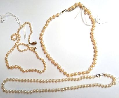 LOT de 3 COLLIERS de perles de culture

2...