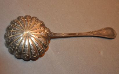 DEUX CUILLERS A SAUPOUDRER en argent (925/°°)....