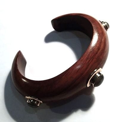 BRACELET DEMI-JONC en bois exotique réhaussé...