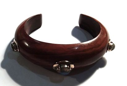 BRACELET DEMI-JONC en bois exotique réhaussé...