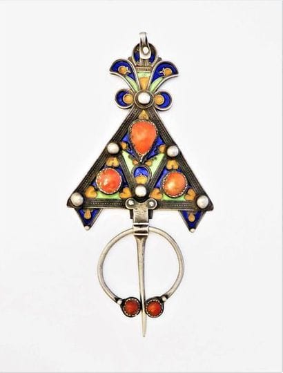 FIBULE en argent 800/°° ornée de cabochons...