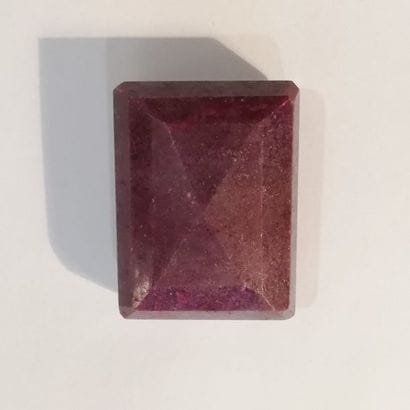 RACINE DE RUBIS. Pierre sur papier, taillée....