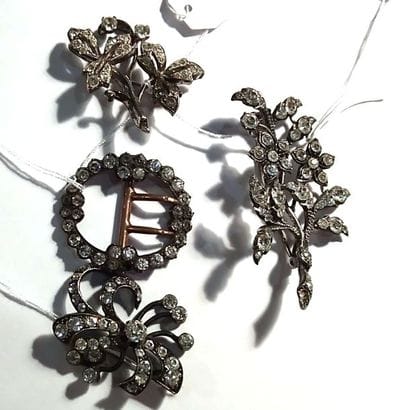 ENSEMBLE composé de 3 broches en argent (925/°°)...