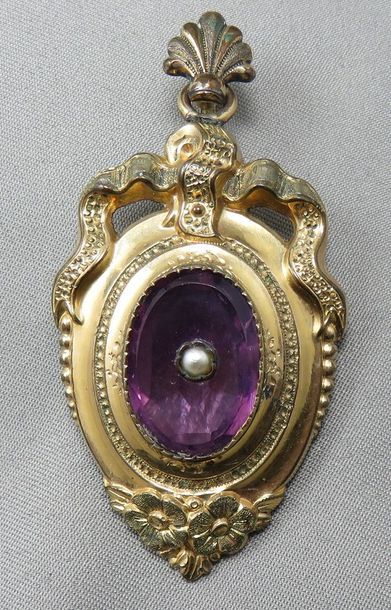 PENDENTIF en métal doré, de forme ovoïde,...