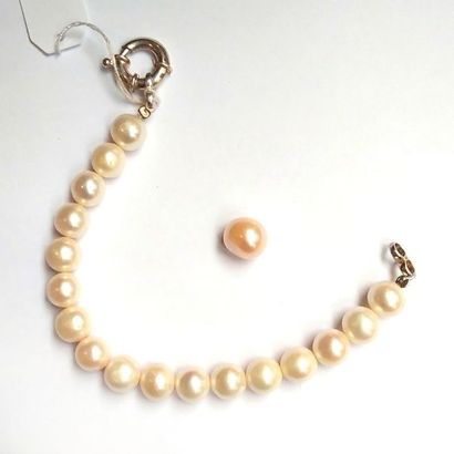 BRACELET en perles de culture gros fermoir...