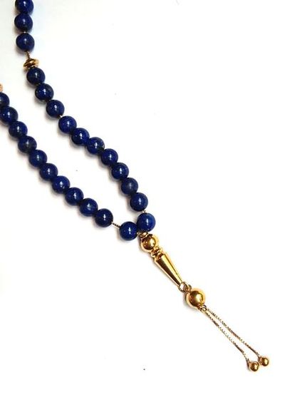CHAPELET (?) composé de perles de lapis-lazuli...