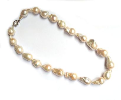 COLLIER de perles de culture baroques pyriformes

Fermoir...