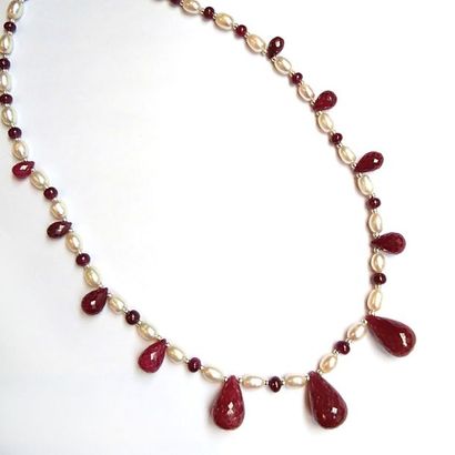 COLLIER composé en alternance de perles d'eau...