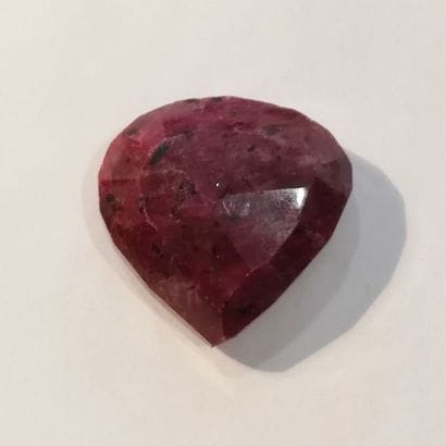 RACINE DE RUBIS. Pierre sur papier, taillée....