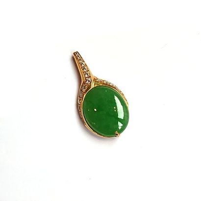 PENDENTIF ovale en jade serti dans une monture...